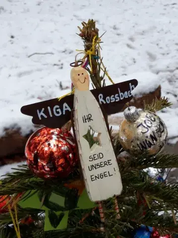 92 Kugeln fanden ihren Weg an unseren Lichtblickbaum...